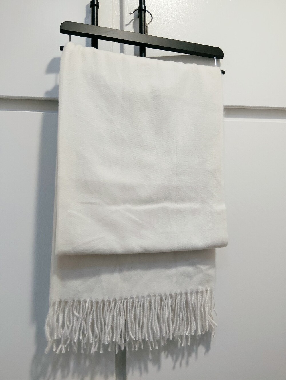 Liz Claiborne Cream Tassel One-Size Cozy Scarf NWT